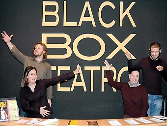 Fyra eldsjälar är fast beslutna att leva på att arrangera kurser och kulturevenemang i Marbella. Shia Arbulú, Gino Baccey, José Luís Garro och Susana Crespo driver friteatern Black Box Teatro.