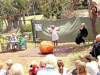 Förskolebarnen på Svenska Skolan i Marbella satte i maj upp pjäsen Solägget av Elsa Beskow. En föreställning som lockade full trädgård och blev mycket uppskattad av publiken.