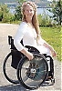 Bambi Elinsdotter sitter i rullstol och tillbringar vintrarna i Fuengirola sedan 1987. ”Det är enkelt att leva i Spanien som rörelsehindrad, här har människorna handikappanpassningen i huvudet, det vill säga, det är fullständigt självklart att hjälpa till”.