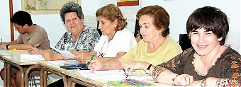 Bland Marbellas vuxenelever finns ett antal äldre personer som aldrig har gått i skolan över huvudtaget. De tre damerna i mitten på bilden Josefa, María och María har alla fyllt 70 år och håller nu på att lära sig läsa.