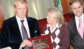 Den svenska skådespelaren och Marbellabon Dolph Ludndgren utnämndes 1 december till officiell ambassadör, av borgmästaren Ángeles Muñoz. På bilden även turistrådet José Luis Hernández.