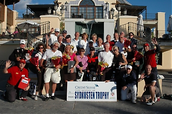 De många pristagarna i den tredje tävlingen för säsongen i Credit Suisse/Sydkusten Trophy, på den vackra trappan vid Los Naranjos Golf Club.