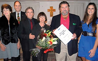 Årets svensk på Costa del Sol Rickard Enkvist och hustrun Inga-Lill gratulerades av tidigare pristagare som Agneta Bengtsson, Amador Martínez och Sofia Martínez.
