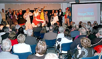 Det var fullt hus i kyrklokalen intill Club Nórdico vid premiären 15 mars av årets lokalrevy “De Nya Nybyggarna”.