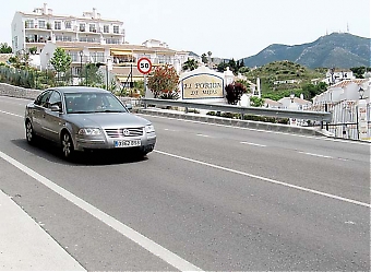 Det saknas övergångsställe vid El Portón de Mijas och trots fartgränsen på 50 kilometer i timmen kör många fordon förbi dubbelt så fort.