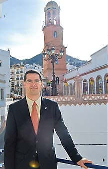 José Luis Torres Gutiérrez är byprästen som blev borgmästare för tre år sedan och med det är han faktiskt först i världen. Han är också Cómpetas yngste borgmästare och den som såg till att rådhuset fick Internetuppkoppling.