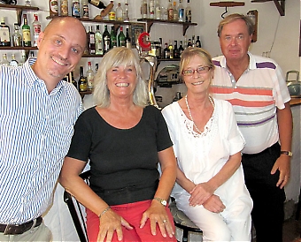 Svensk-Spanska Handelskammaren drog igång sitt höstprogram på Costa del Sol 7 september, på restaurang Las Gemelas i Fuengirola. På bilden från vänster kammarens delegat i Andalusien Mats Björkman. krögarsystrarna Marianne och Kerstin samt revisorn Bosse Wennertorp.