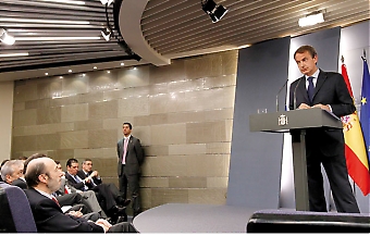 Regeringschefen José Luís Rodríguez Zapatero sammanfattade 30 december året som gått. På första raden i pressalen satt inrikesministern Alfredo Pérez Rubalcaba, som av många ses som Zapateros efterträdare inför parlamentsvalet 2012. Foto: PSOE