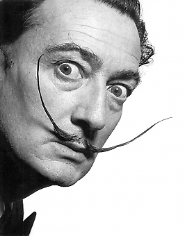 Ett porträtt av Salvador Dalí pryder dörren till hotellrum 555 på Hostal El Cid i Fuengirola, där en 18-årig svenska mördades 18 juni.