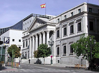 PP pch PSOE har med brådskande verkan presenterat ett förslag om en författningsreform, som dock inte träder i kraft förrän 2018.