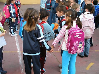 Spanska elever står inför många utmaningar och frestelser som stör deras utbildning.