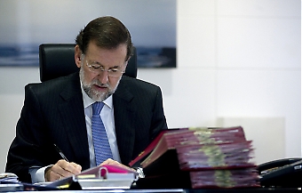 Så hr valde Rajoy att visa upp sig dagen efter valsegern. På bild, sittandes med en mängd papper vid sitt arbetsbord. Bilden har inte förhindrat börsen från att störtdyka. Foto: PP