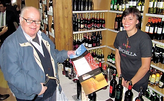 Sydkustens vinskribent Björn af Geijerstam provar bland annat tre olika viner från Rondabodegan Chinchilla och blev serverad av Gema Alonso Araico.