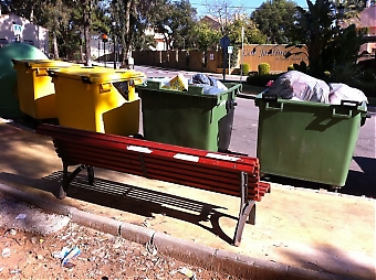 Normerna för avfallslämning i exempelvis Marbella är lika ologiska som placeringen av denna parkbänk.