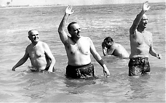 Manuel Fraga blev känd när han 1966 som Francos turistminister badade i havet vid Palomares, efter att två amerikanska militärplan tappat flera atombomber i området.