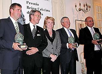 Spanairs grundare Gonzalo Pascual och Gerado Díaz Ferrán (längst till höger) mottog 2005 Drottning Kristina-priset i Sveriges ambassad i Madrid. Idag har både Díaz Ferrán och Spanair kommit på skam.