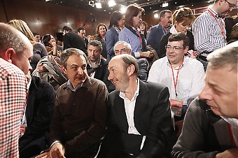 Alfredo Pérez Rubalcaba ersätter José Luís Rodríguez Zapatero som generalsekreterare för PSOE, med nästan lika snäv marginal. Foto: PSOE