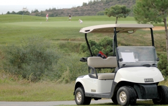 Många golfbanor på Costa del Sol har skärpt bevakningen, för att undvika att spelare blir bestulna under rundan.