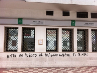 Slagord på fasaden till arbetsförmedlingen i Marbella.