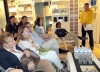 Direktören på IKEA Málaga John Ellis höll ett föredrag i gemytlig vardagsrumsmiljö.