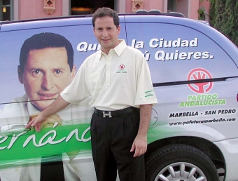 Så här såg Carlos Fernández ut när han kandiderade för Partido Andalucista 2002. Ingen har officiellt sett honom på sex år, då han gått under jorden.