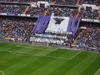 Varje hemmamatch i Bernabéustadion i den sjunde matchminuten hyllas Juan Gómez 