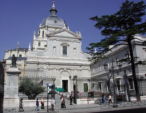 Ceremonien hölls i grannbyggnaderna Catedral de la Almudena och Palacio Real.