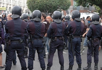 Kravallpoliser förväntas vara särskilt tränade för sitt yrke, men det framgår inte av tv-bilderna från sammandrabbningarna i Madrid.