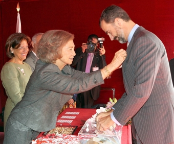 Kronprinsen Felipe gav 10 oktober en donation vid drottningens Röda Kors-stånd och begav sig sedan till fots från parlamentet till Puerta del Sol. Foto: Casa de S.M. el Rey / Borja Fotógrafos