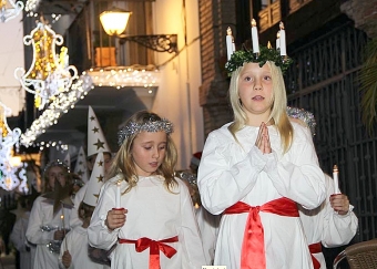 Elever från Svenska skolan i Marbella tågade från rådhuset till kyrktorget, i gamla stan.