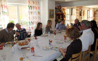 Ett flertal lokala företagare utbytte 17 januari idéer med kyrkoföreningen, vid en lunch i Fuengirola.