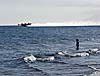 Flygplanen flög oavbrutet mellan havet och branden, två kilometer från kusten.