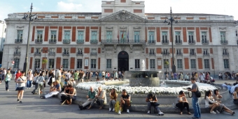 Madrids Puerta del Sol är Spaniens geografiska mittpunkt och så typiskt spanskt det kan bli. Men i kvarteret kan man både köpa svenskt godis, svenska kläder och äta skandinavisk mat.