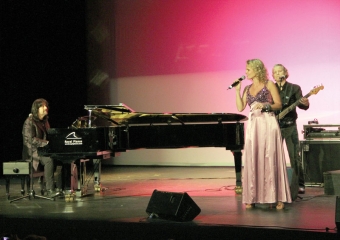 Robert Wells trio fyllde Teatro Las Lagunas 18 februari och även hustrun Maria Wells bjöd på skönsång.